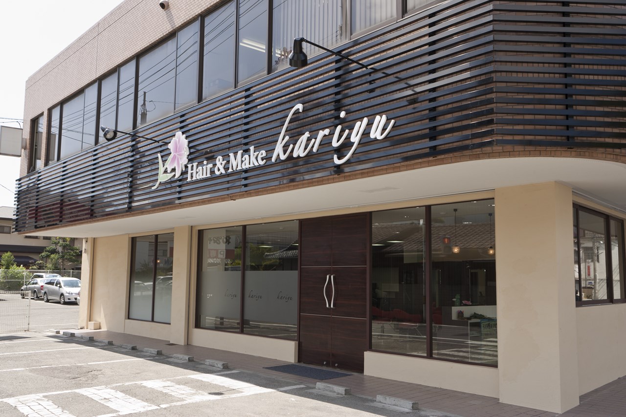kariyuの外観と店前の駐車場